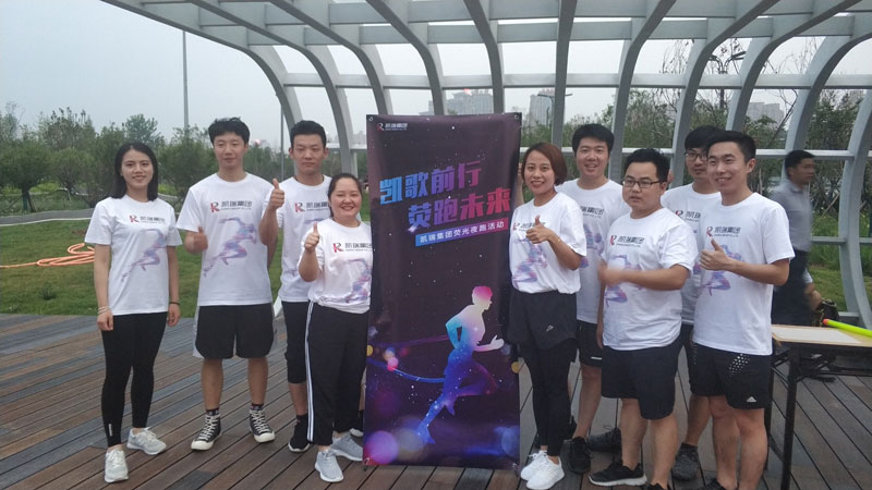 记金沙8087集团2019年夏季荧光夜跑活动