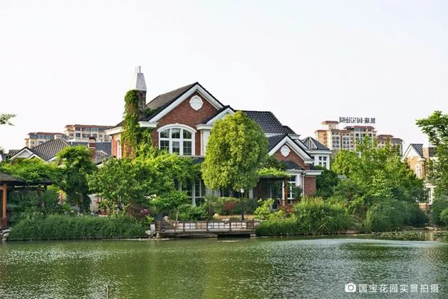 生活在有湖的地方，是对人生的浪漫私藏